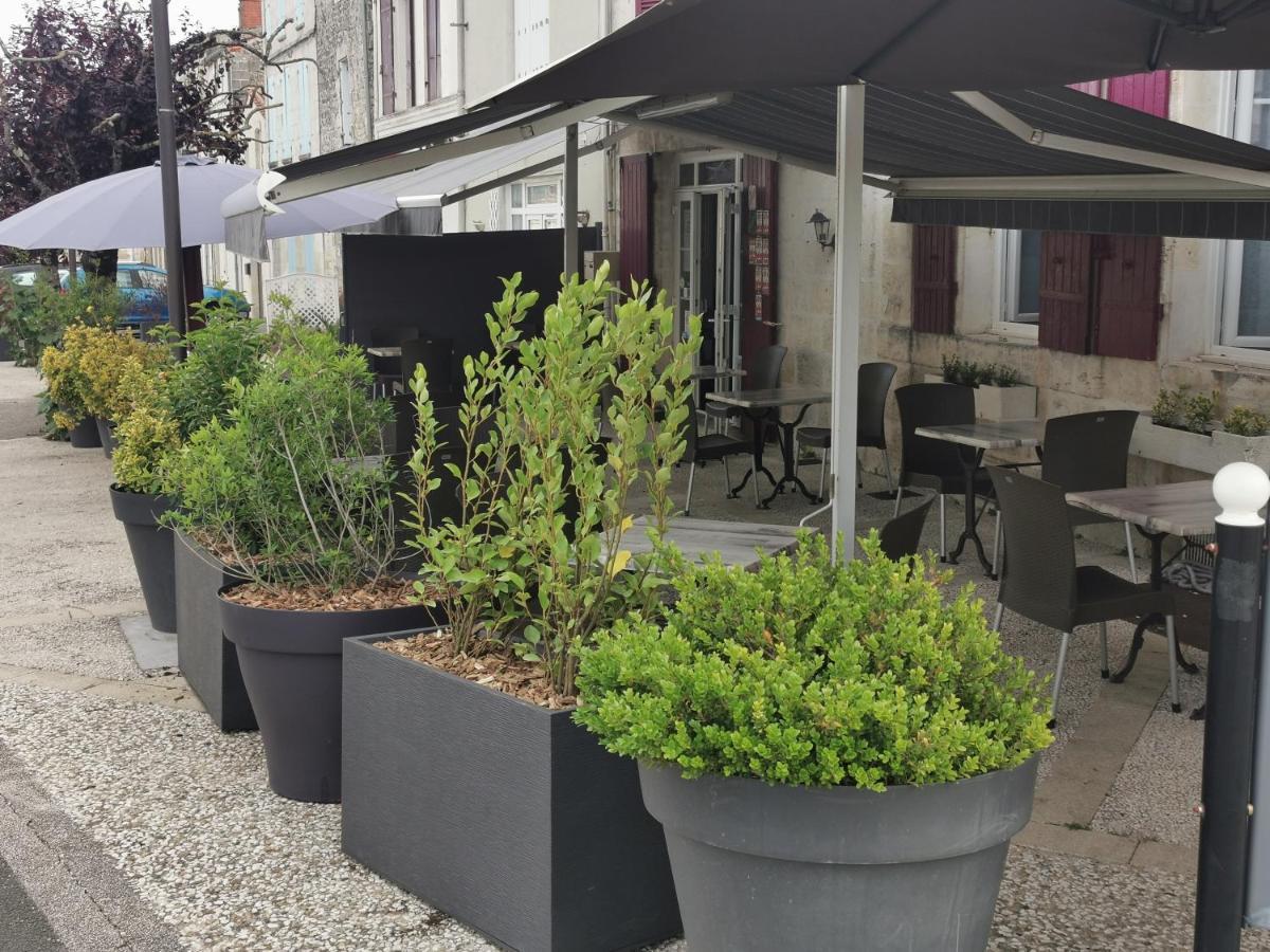Logis Hotel & Restaurant Le Saint Savinien Buitenkant foto
