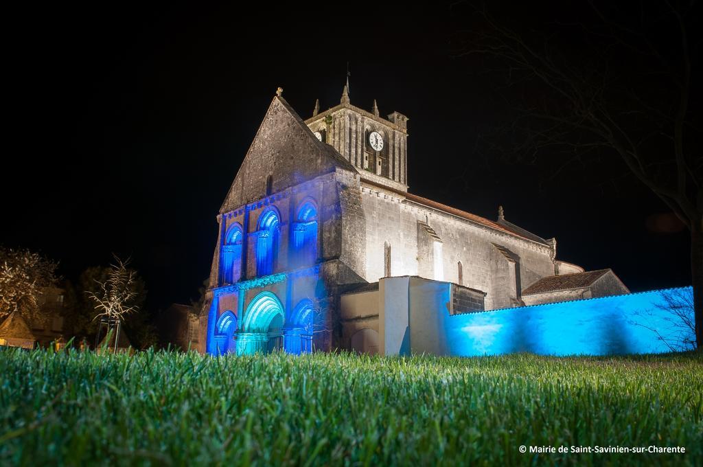 Logis Hotel & Restaurant Le Saint Savinien Buitenkant foto