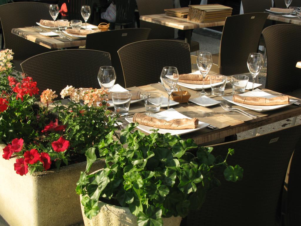 Logis Hotel & Restaurant Le Saint Savinien Buitenkant foto